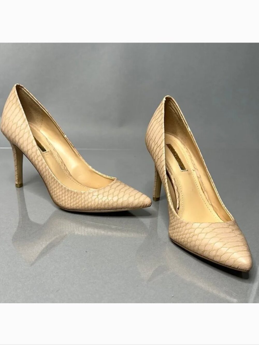 🤎 BCBGeneration Nude Faux Snakeskin Pointed Toe Heels – Size 5.5
(A-1523)